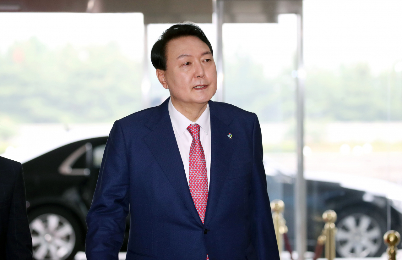 윤석열 대통령이 23일 오전 서울 용산 대통령실 청사로 출근하고 있다. [연합]