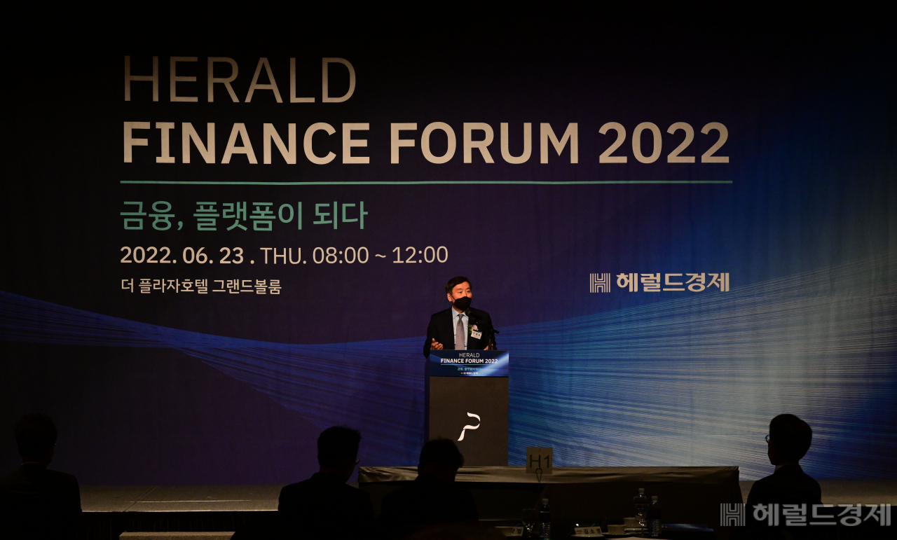 '헤럴드금융포럼 2022' 가 23일 오전 서울 중구 소공동 더플라자호텔 그랜드볼룸에서 '금융, 플랫폼이 되다'를 주제로 열린 가운데 전광우 세계경제연구원 이사장이 기조연설을 하고 있다. 박해묵 기자