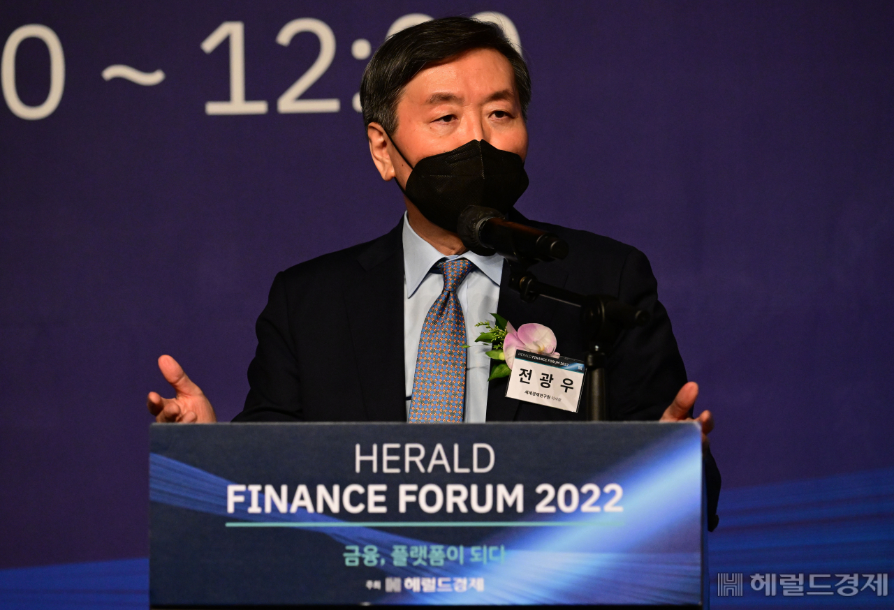 '헤럴드금융포럼 2022' 가 23일 오전 서울 중구 소공동 더플라자호텔 그랜드볼룸에서 '금융, 플랫폼이 되다'를 주제로 열린 가운데 전광우 세계경제연구원 이사장이 기조연설을 하고 있다. 박해묵 기자
