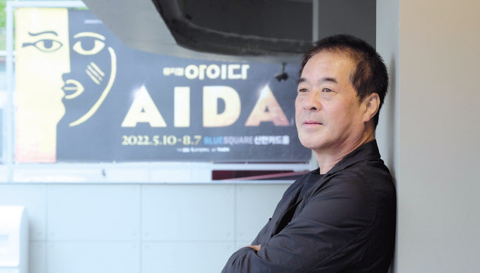 올해로 40년째 공연계에 몸 담고 있는 박명성 신시컴퍼니 대표 프로듀서는 스스로를 ‘연극쟁이’라고 부른다. “연극을 잘 만드는 팀이 뮤지컬을 잘 만든다는 생각”으로 “해마다 연극, 뮤지컬을 두 편씩 무대에 올리는 것을 경영 철학”으로 삼아 건강한 공연 생태계와 선순환 구조를 만들어가고 있다. 이상섭 기자