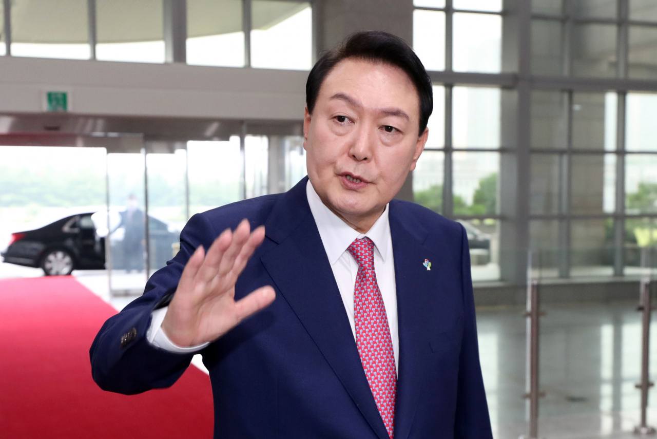 윤석열 대통령이 23일 오전 서울 용산 대통령실 청사로 출근하며 취재진의 질문에 답하고 있다. [연합]