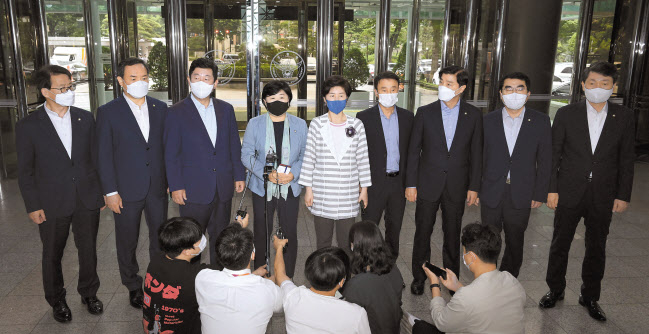 제21대 국회 상반기 행정안전위원장을 맡았던 서영교 더불어민주당 의원과 같은 당의 전반기 행안위 소속 의원들이 23일 오전 서울 서대문구 경찰청을 찾아 윤석열 정부의 경찰 통제 규탄과 경찰의 중립성을 촉구하며 입장을 말하고 있다. [연합]