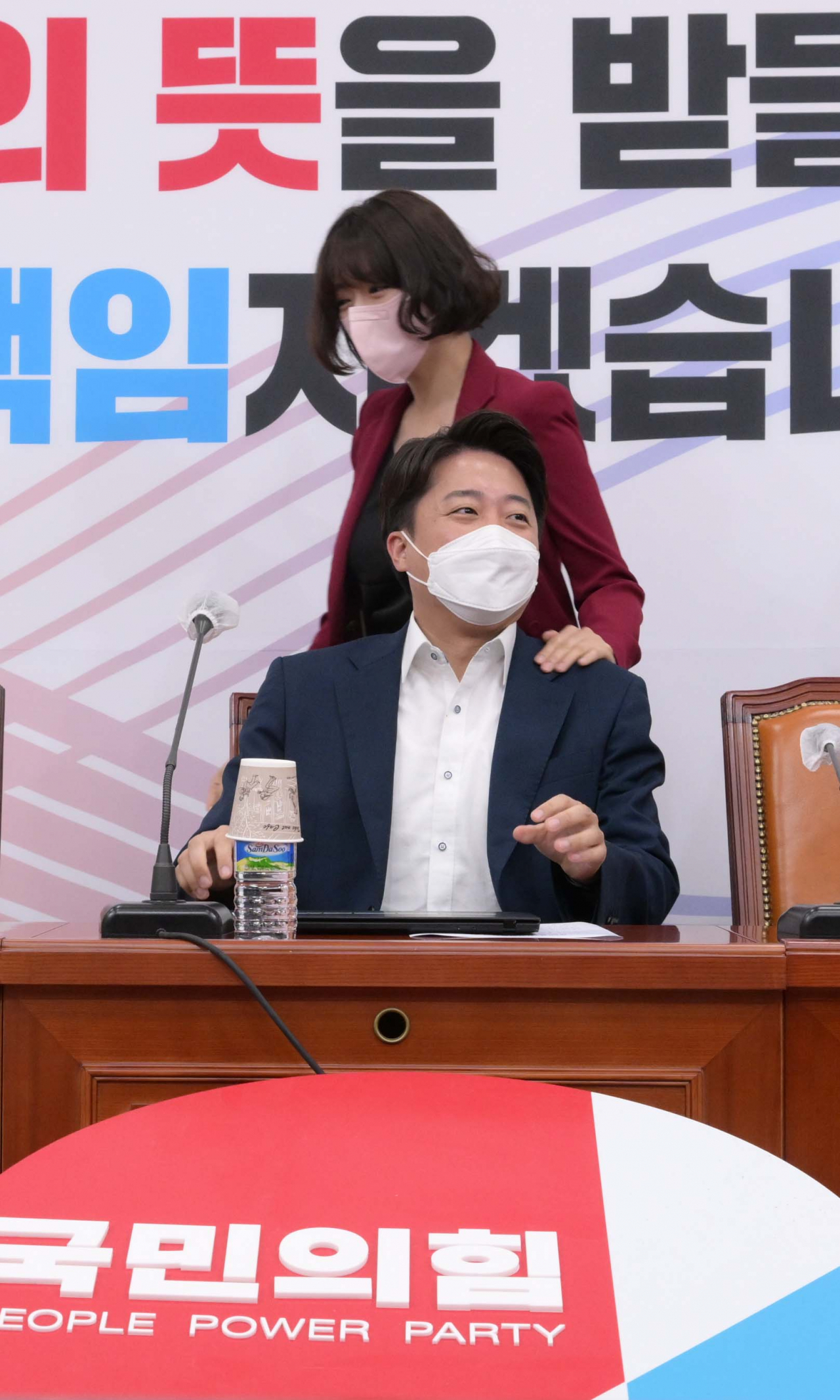 23일 오전 국회에서 열린 국민의힘 최고위원회의에서 배현진 최고위원이 악수를 거부한 이준석 대표의 어깨를 치고 있다. [연합]