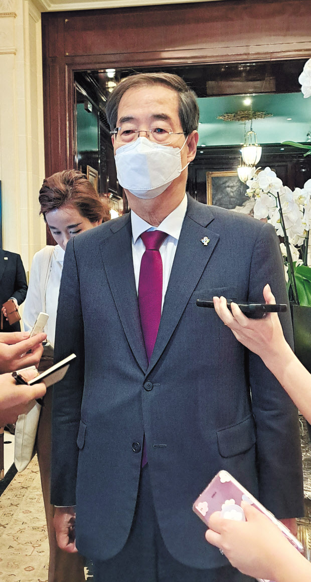 한덕수 국무총리가 22일(현지시간) 프랑스 파리 인터콘티넨탈 호텔에서 현지 일정을 마치고 공항으로 출발하기 전에 동행 기자단을 만나 부산엑스포박람회 유치를 위한 파리 방문 결과와 소회를 밝히고 있다. [국무총리실 제공]