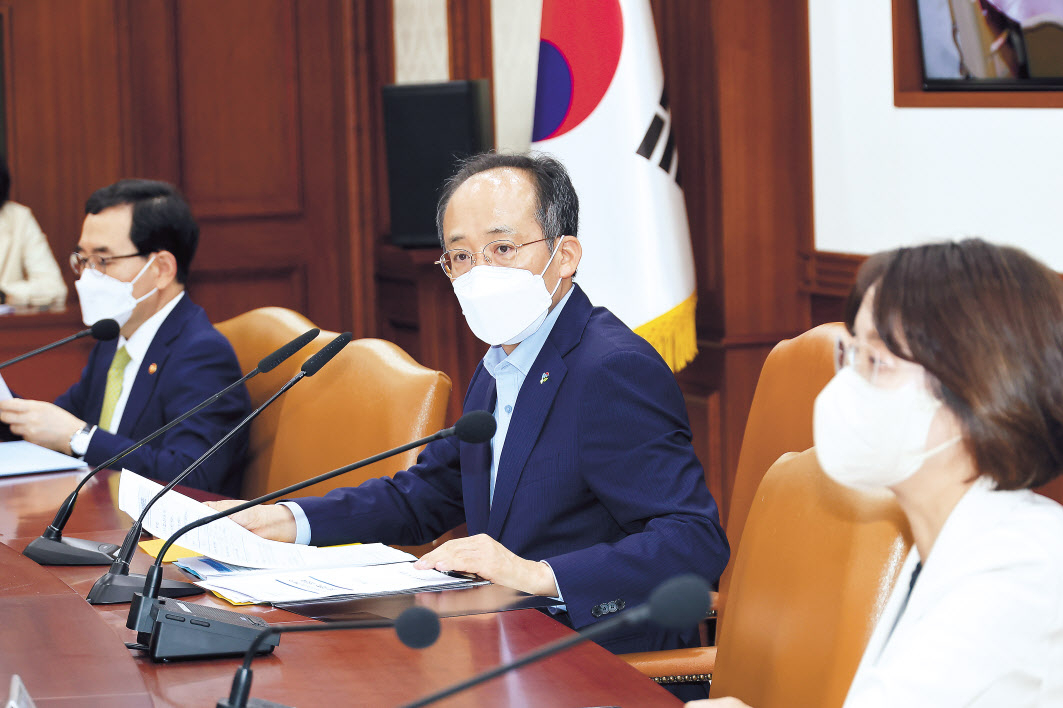 추경호 부총리 겸 기획재정부 장관이 23일 정부서울청사에서 제2차 비상경제장관회의를 주재하고 있다. 추 부총리는 이 자리에서 “노동시장 개혁은 미룰 수 없는 과제로서 우선 근로시간과 임금체계 개편을 추진하겠다”며 “경제 현실과 괴리된 노동시장 구조를 방치하는 것은 국가의 경쟁력과 역동성을 잠식하고 무엇보다 청년과 미래세대의 기회를 빼앗는 일”이라고 강조했다. [연합]