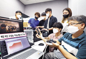 LG유플러스 직원과 ICTK홀딩스 직원들이 PUF 기술이 적용된 VPN 장비를 지능형CCTV 카메라와 연결해 안전하게 영상이 전송되는지 테스트하는 모습. [LG유플러스 제공]