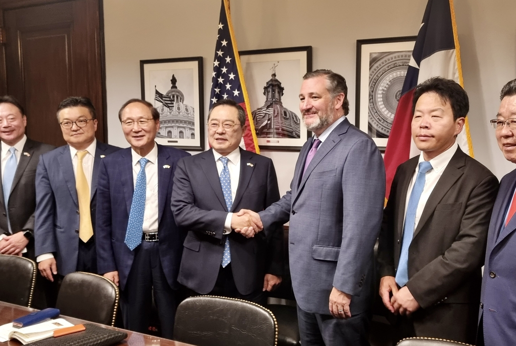 Koo Ja-yeol (fourth from left), chairman of the Korea International Trade Association (KITA), shakes hands with US Senator Ted Cruz (R-TX) during their meeting in Washington D.C. on Wednesday(US time). (KITA)