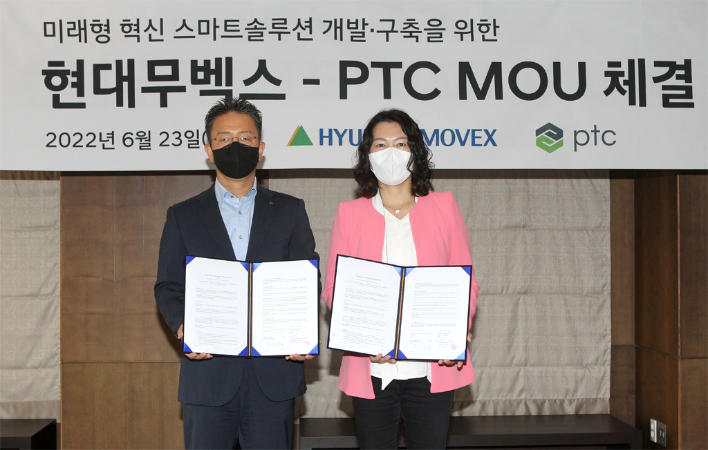 이상돈(왼쪽) 현대무벡스 솔루션사업본부장과 이연자 PTC코리아 제품영업총괄 상무가 23일 현대그룹 사옥에서 ‘제조·물류 스마트솔루션 공동 공급·구축을 위한 업무협약’을 체결하고 있다. [현대무벡스 제공]