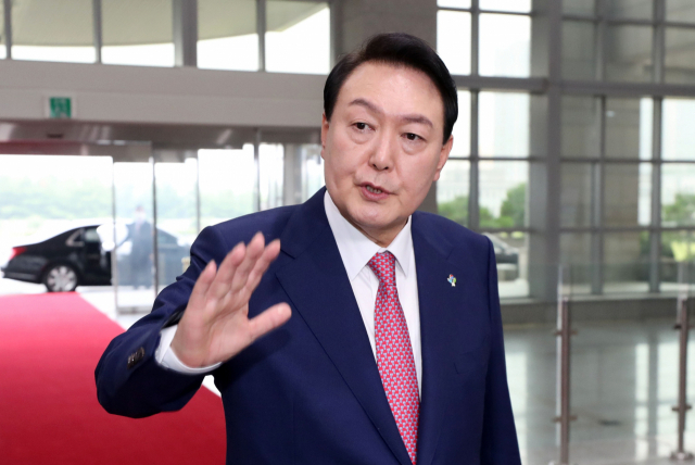윤석열 대통령이 23일 오전 서울 용산 대통령실 청사로 출근하며 취재진의 질문에 답하고 있다. [연합]