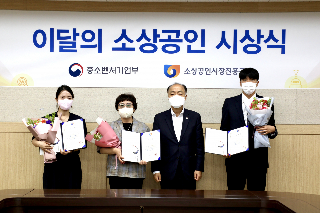 소상공인시장진흥공단(이사장 조봉환·좌부터 3번째)은 23일 이달의 소상공인을 선정포상했다.