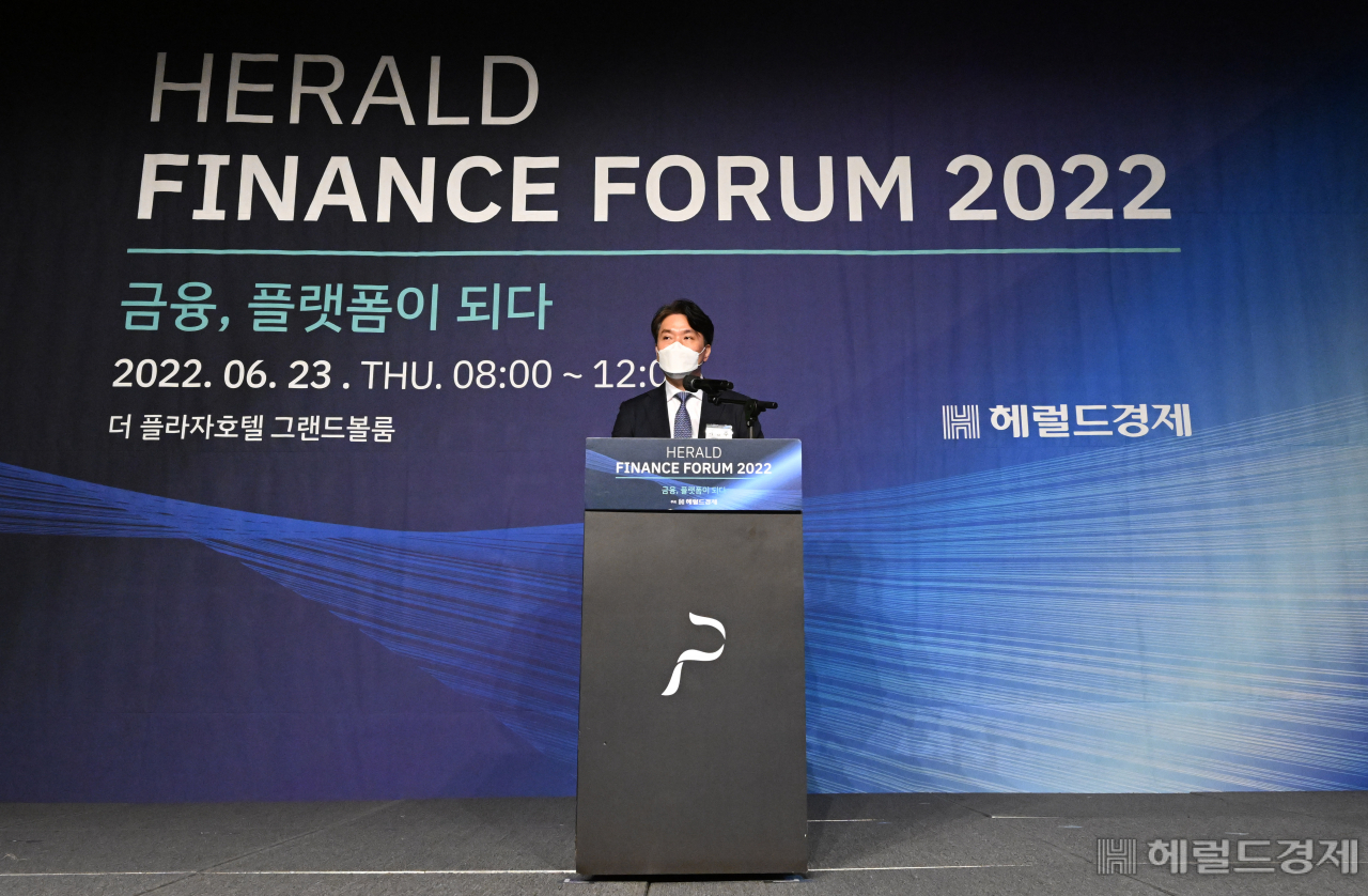 헤럴드 금융포럼 2022이 '금융, 플랫폼이 되다'를 주제로 23일 서울 중구 더 플라자호텔 그랜드볼룸에서 열린 가운데 이형주 금융위원회 금융산업국장이 주제발표를 하고 있다. 임세준 기자