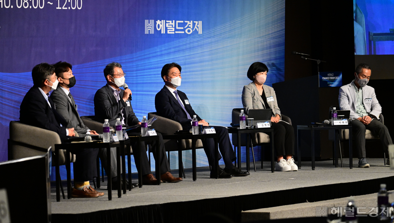 '헤럴드금융포럼 2022' 가 23일 오전 서울 중구 소공동 더플라자호텔 그랜드볼룸에서 '금융, 플랫폼이 되다'를 주제로 열린 가운데 좌장인 김용진 서강대 경영학 교수(가운데)가 토론을 진행하고 있다. 박해묵 기자