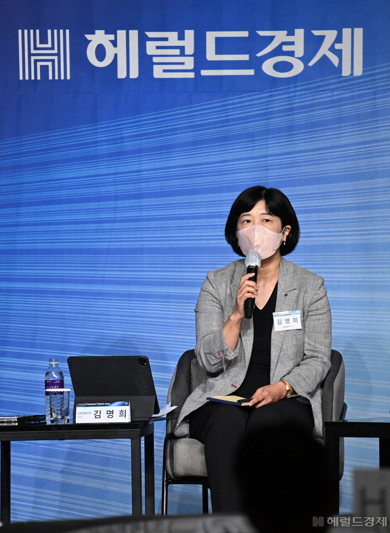 헤럴드 금융포럼 2022이 '금융, 플랫폼이 되다'를 주제로 23일 서울 중구 더 플라자호텔 그랜드볼룸에서 열린 가운데 김명희 신한금융지주 CDO가 토론에 참석해 발언하고 있다. 임세준 기자