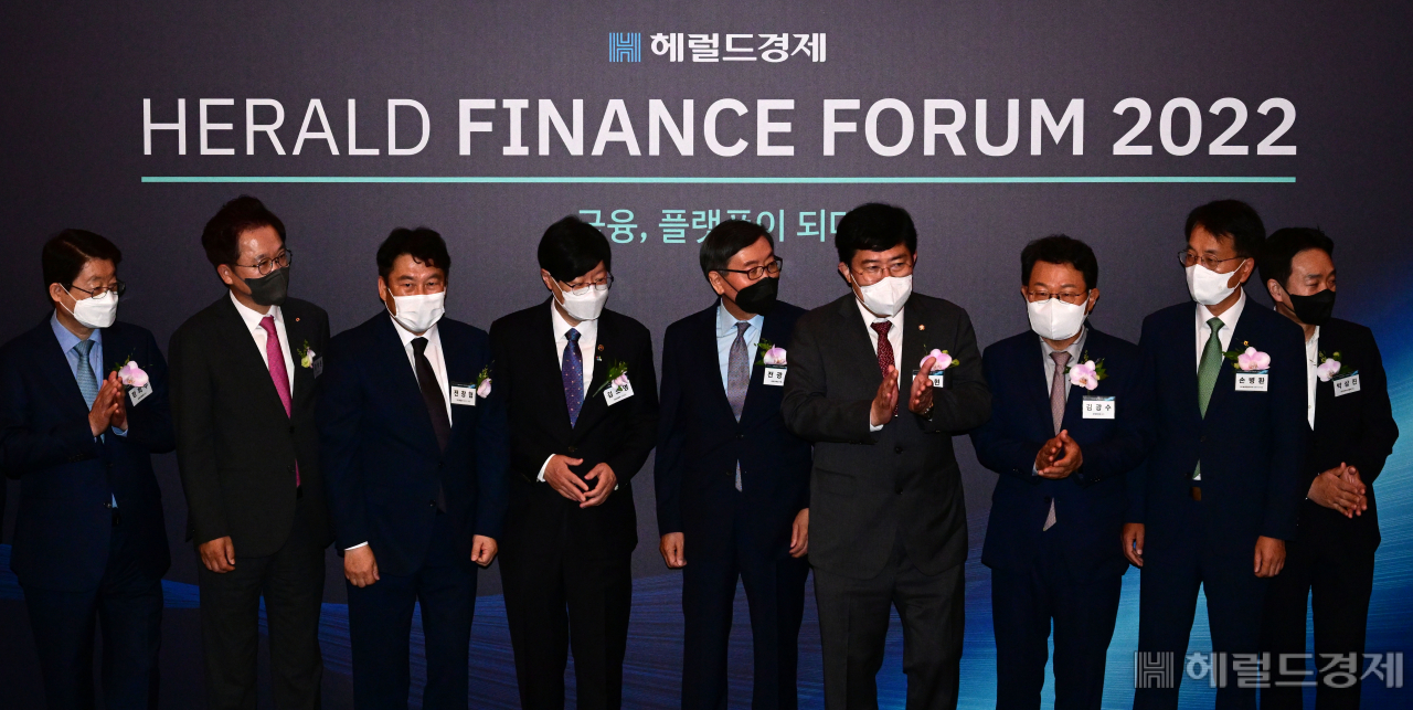 '헤럴드금융포럼 2022' 가 23일 오전 서울 중구 소공동 더플라자호텔 그랜드볼룸에서 '금융, 플랫폼이 되다'를 주제로 열린 가운데 주요내빈들이 기념촬영을 하고 있다. 왼쪽부터 정희수 생명보험협회장, 강석훈 산업은행 회장, 전창협 헤럴드경제 대표이사, 김소영 금융위원회 부위원장, 전광우 세계경제연구원 이사장, 윤창현 국민의힘 의원, 김광수 은행연합회장, 손병환 NH농협지주 회장, 박상진 네이버파이낸셜대표 박해묵 기자