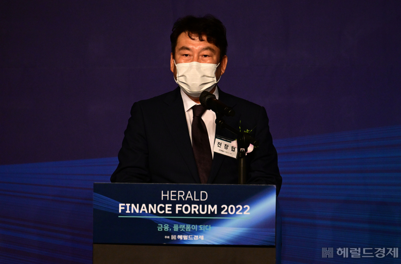 '헤럴드금융포럼 2022' 가 23일 오전 서울 중구 소공동 더플라자호텔 그랜드볼룸에서 '금융, 플랫폼이 되다'를 주제로 열린 가운데 전창협 (주)헤럴드 대표이사 사장이 개회사를 하고 있다. 박해묵 기자