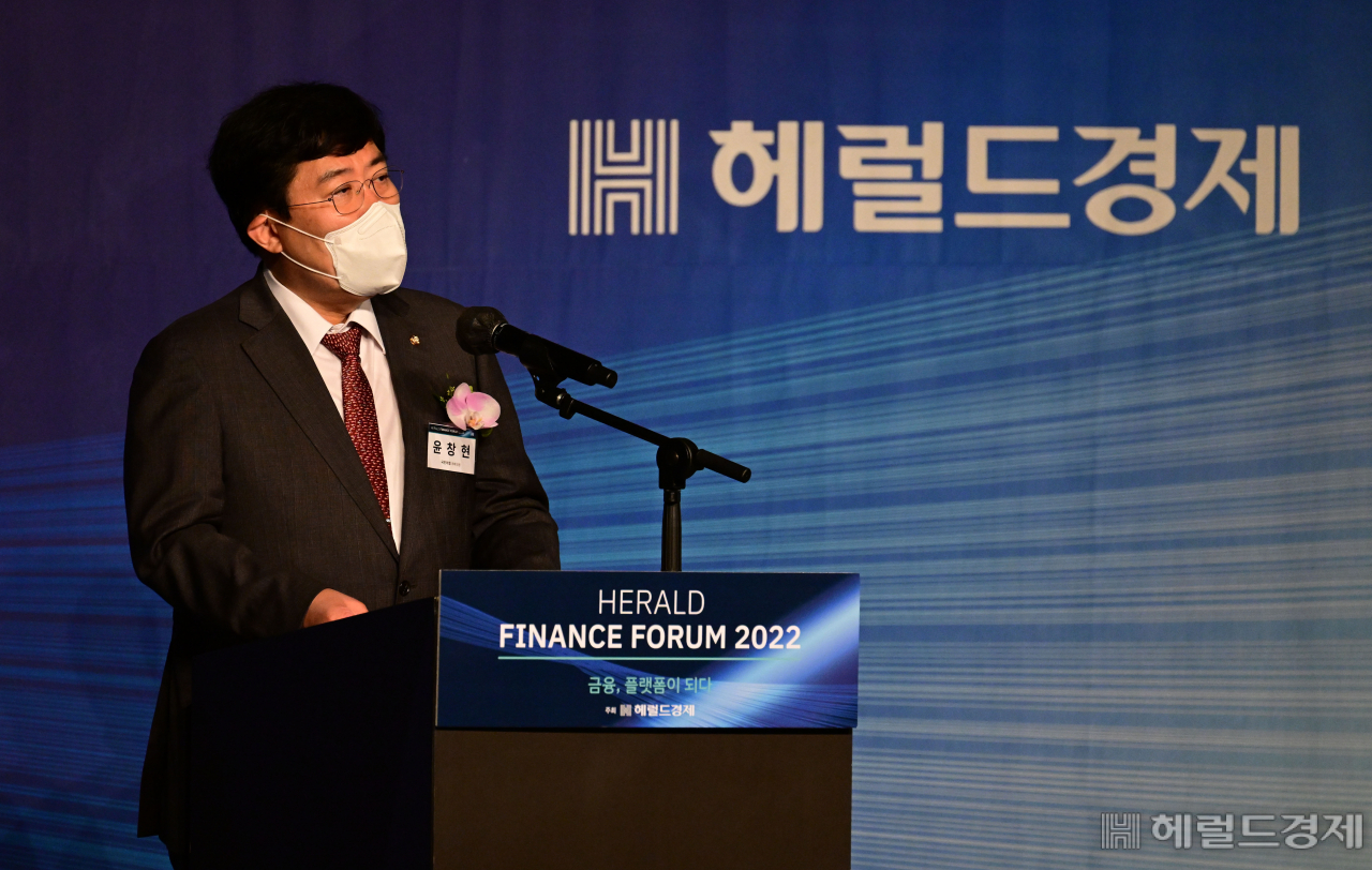 '헤럴드금융포럼 2022' 가 23일 오전 서울 중구 소공동 더플라자호텔 그랜드볼룸에서 '금융, 플랫폼이 되다'를 주제로 열린 가운데 윤창현 국민의힘 의원이 축사를 하고 있다. 박해묵 기자