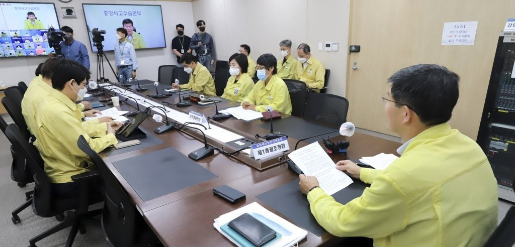 지난 22일 민방위복을 입은 중앙재난안전대책본부 회의 모습. [보건복지부 제공]