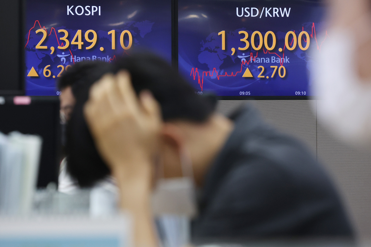 Electronic boards at Hana Bank's dealing room in Seoul show the Kospi price and the won-dollar exchange rate on Thursday. (Yonhap)