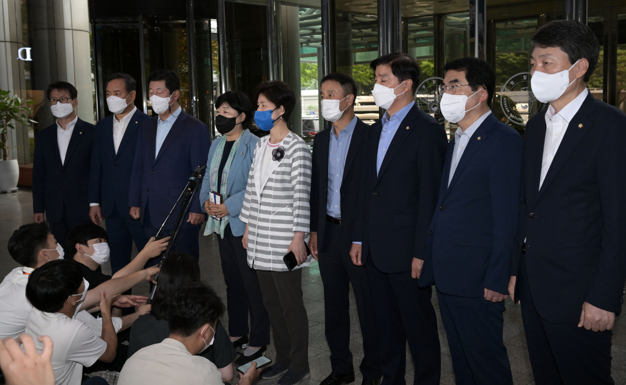 제21대 국회 상반기 행정안전위원장을 맡았던 서영교 더불어민주당 의원과 전반기 행안위 소속 의원들이 23일 오전 서울 서대문구 경찰청을 찾아 윤석열 정부의 경찰통제 규탄과 경찰의 중립성을 촉구하며 입장을 말하고 있다. [연합]