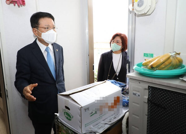 국민권익위원회 이정희 부위원장이 순천 영무예다음 아파트를 방문해 민원현장을 둘러보고 있다. [권익위 제공]