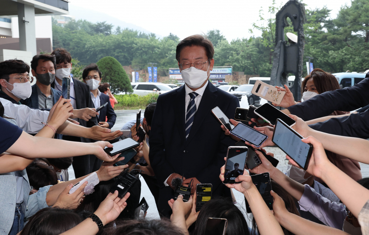 더불어민주당 이재명 의원이 23일 충남 예산군 덕산리솜리조트에서 열린 '새롭게 도약하는 민주당의 진로 모색을 위한 국회의원 워크숍에 참석하기 전 취재진의 질문에 답변하고 있다. [연합]
