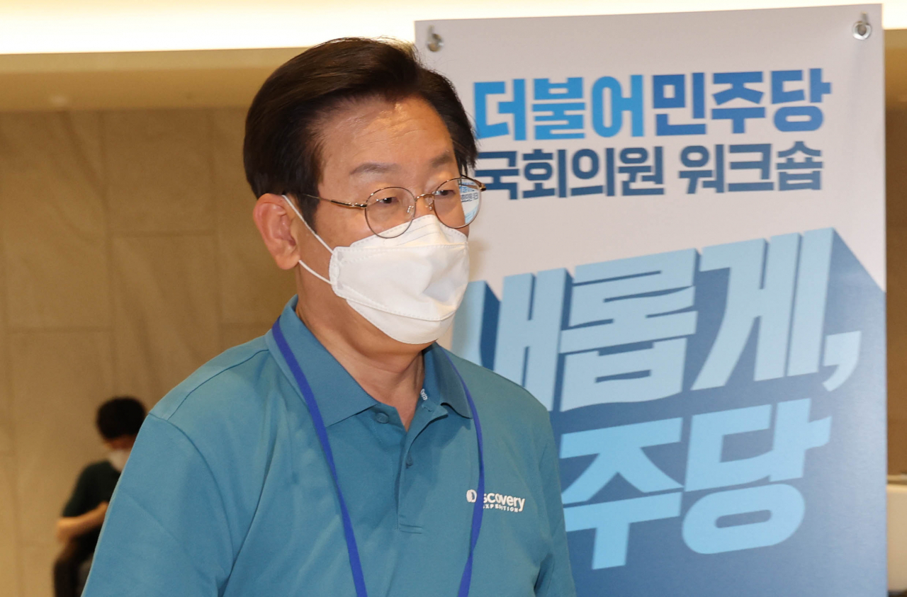 더불어민주당 이재명 의원이 23일 충남 예산군 덕산리솜리조트에서 열린 '새롭게 도약하는 민주당의 진로 모색을 위한 국회의원 워크숍에 참석하고 있다. [연합]
