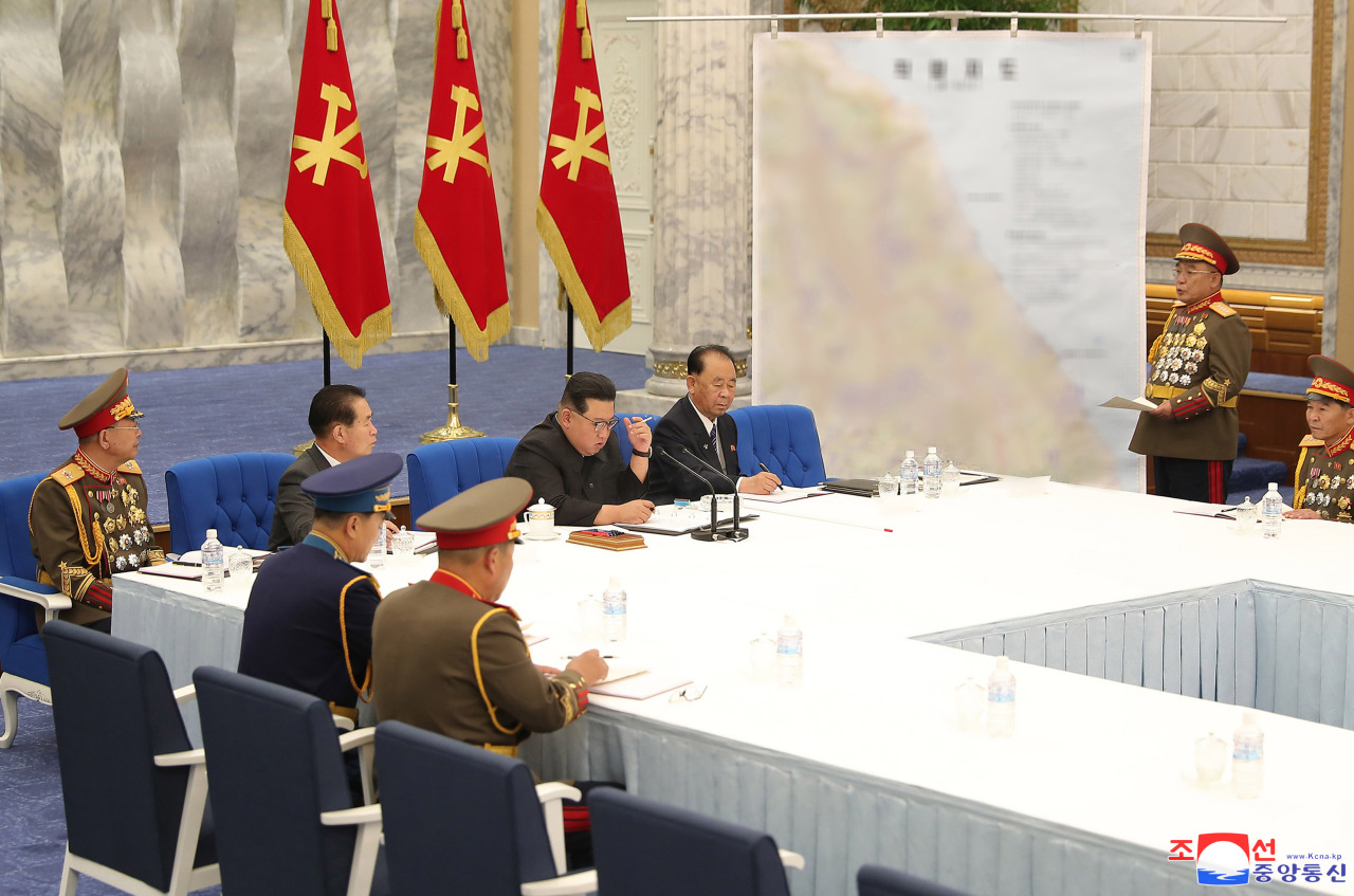 Chief of the General Staff of the Korean People's Army, Ri Thae-sop,  gives a briefing to the North Korean leader standing in front of a map of the eastern coast of South Korea. The blurred map shows the area from North Korea’s Wonsan to South Korea’s Pohang in this photo provided by the state-run Korean Central News Agency. (Yonhap)