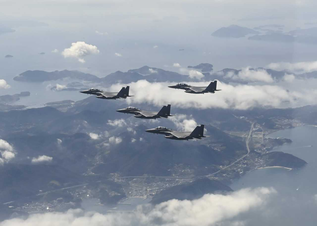 공군 F-15K 전투기 편대와 미 공군 F-16 전투기 편대가 호국보훈의 달을 맞아 한미 연합 초계비행을 통해 영공 방위 대비태세와 굳건한 한미동맹을 확인했다. F-15K 편대가 세계 1위의 조선&sdot;해운 강국을 상징하는 거제도 조선소가 위치한 거제도 상공을 초계비행하고 있다. [공군 제공]