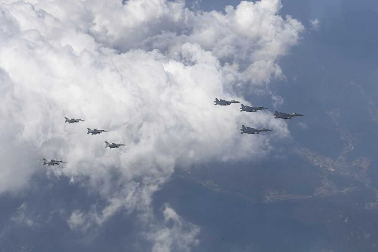 공군 F-15K 전투기 편대와 미 공군 F-16 전투기 편대가 호국보훈의 달을 맞아 한미 연합 초계비행을 통해 영공 방위 대비태세와 굳건한 한미동맹을 확인했다. 공군 F-15K와 미 공군 F-16 편대가 평택시 상공에서 초계비행을 실시하고 있다. [공군 제공]