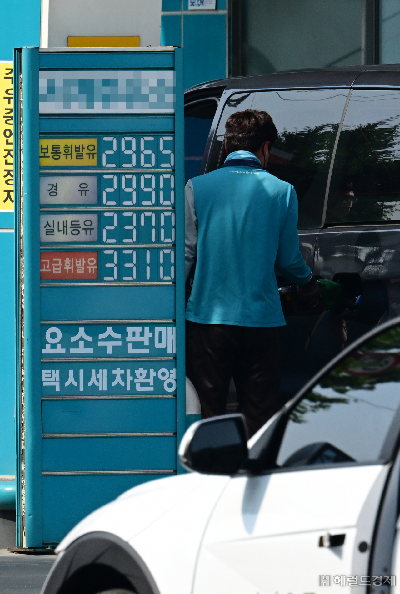 러시아의 우크라이나 침공 사태 등의 여파로 국내 주유소의 휘발유·경유 평균 판매 가격이 최고가를 경신하고 있다.