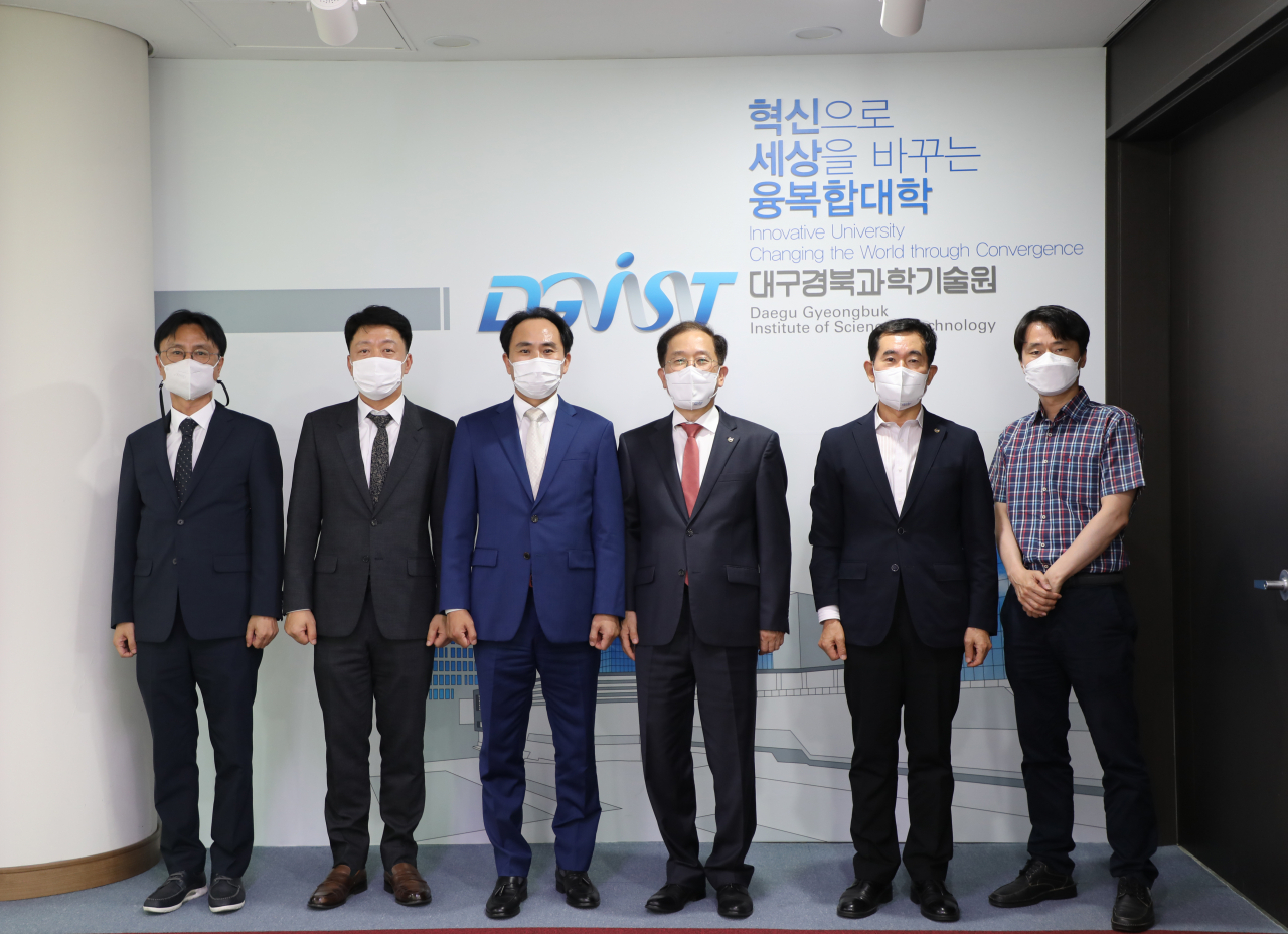 DGIST와 지엘기술은 ICT 융합센서 및 디지털트윈 기반 스마트시티 플랫폼 구축을 위한 업무협약을 체결했다. 왼쪽 네번째가 국양 DGIST 총장.[DGIST 제공]
