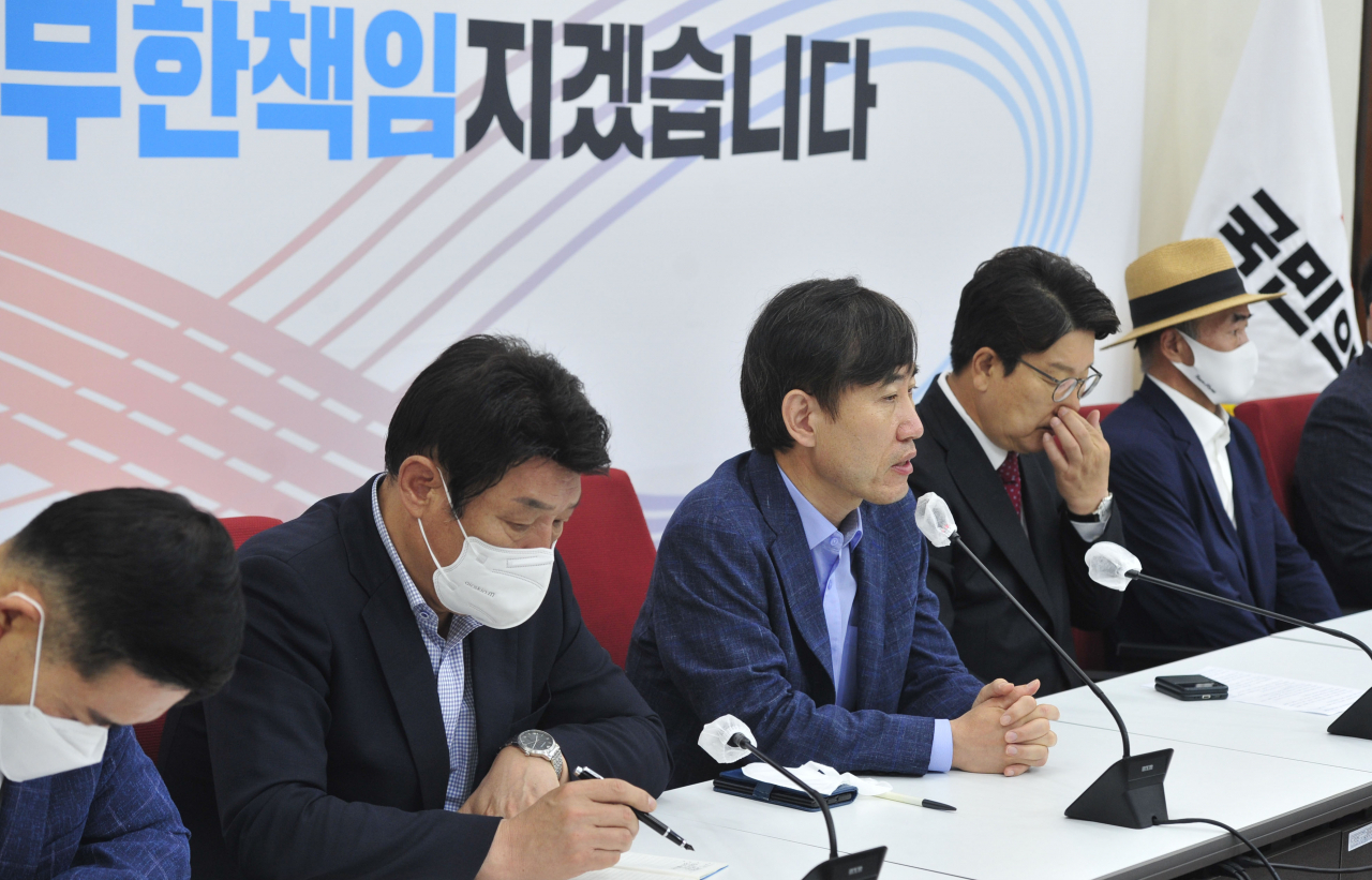 24일 오전 국회에서 열린 국민의힘 해수부 공무원 피격사건 진상조사 TF 유족 초청 간담회에서 TF 위원장인 하태경 의원이 발언하고 있다. [연합]