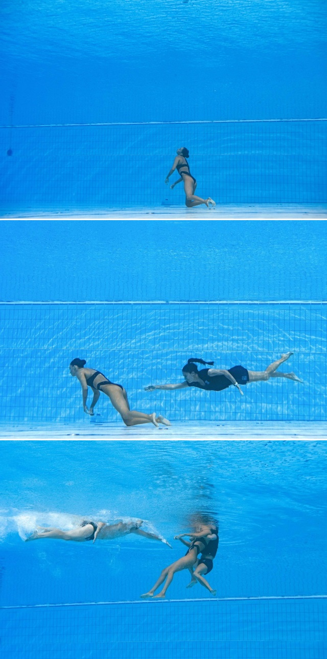 미국의 아니타 알바레스가 2022 국제수영연맹(FINA) 세계선수권대회서 아티스틱 스위밍 연기를 끝낸 뒤 의식을 잃고 물속으로 가라앉고 있다(사진 1). 미국의 안드레아 푸엔테스 코치가 곧바로 물속으로 뛰어들어 알바레스를 구조하고 있다.(사진 2,3) [AFP]