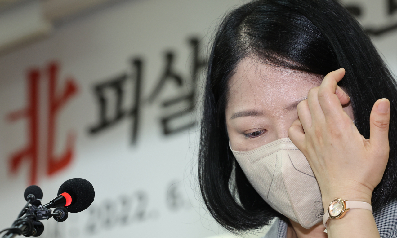 이대준 씨의 아내가 지난달 17일 서울 서초구 서울지방변호사회 변호사회관에서 전날 대통령실과 해양경찰이 발표한 이른바 '서해 공무원 피살 사건' 관련 기자회견에서 이씨의 아들이 윤석열 대통령에게 쓴 편지를 대독하는 모습. [연합]