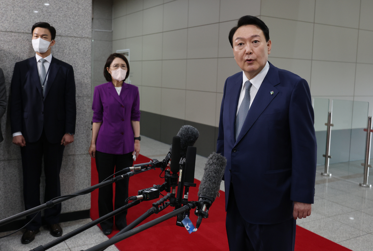 윤석열 대통령이 24일 오전 서울 용산 대통령실 청사로 출근하며 취재진의 질문에 답하고 있다. [연합]
