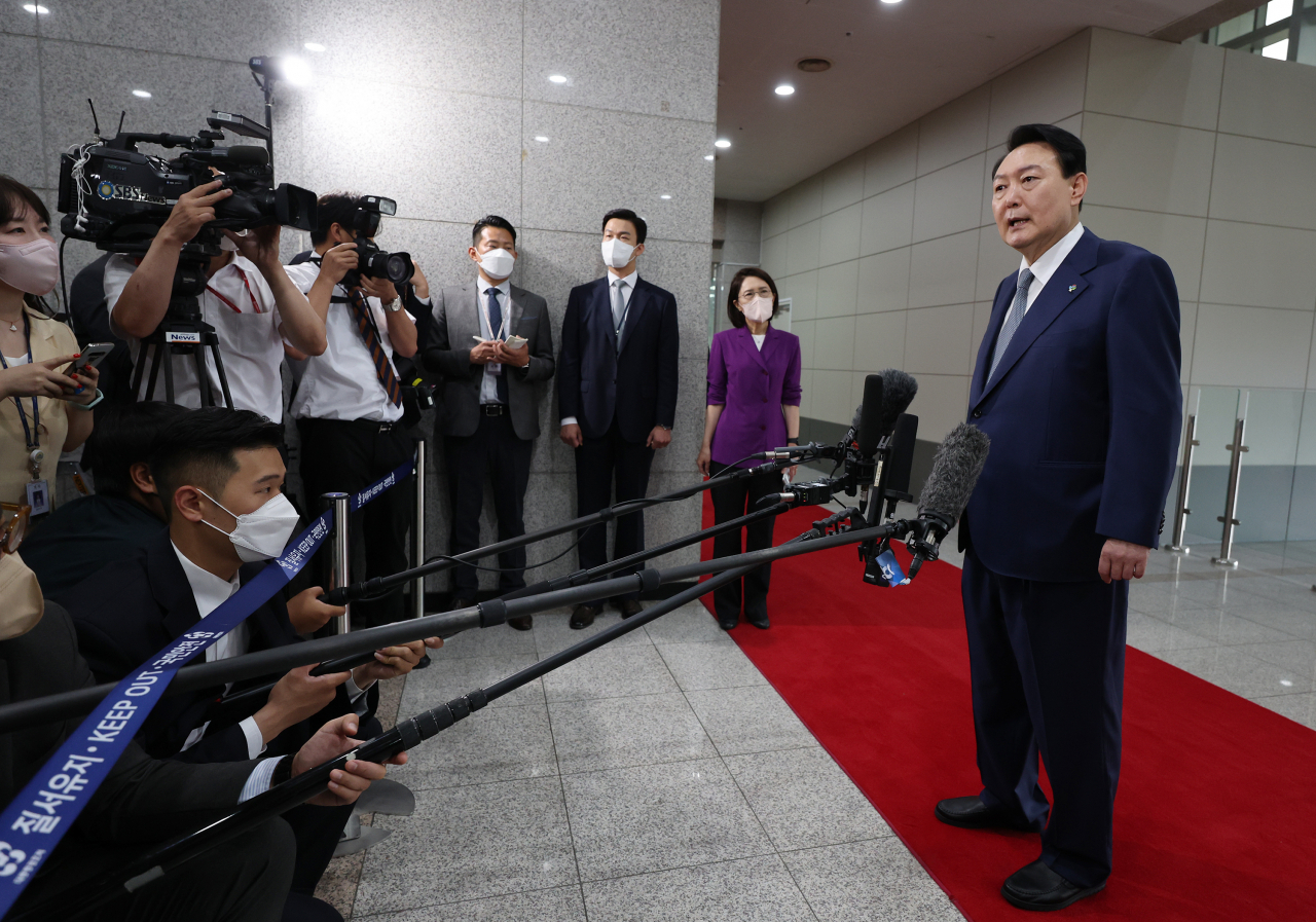 윤석열 대통령이 24일 오전 서울 용산 대통령실 청사로 출근하며 취재진의 질문에 답하고 있다. [연합]