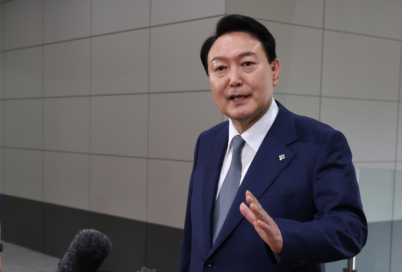 윤석열 대통령이 24일 오전 서울 용산 대통령실 청사로 출근하며 취재진의 질문에 답하고 있다. [연합]