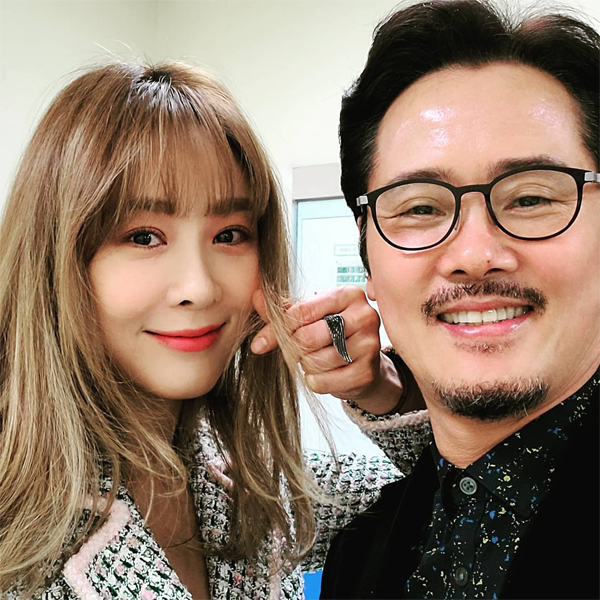 뮤지컬배우 남경주(오른쪽)와 가수 출신 뮤지컬배우 옥주현. 두 사람은 2014년과 2021년 뮤지컬 ‘위키드’에 함께 출연한 바 있다. [남경주 페이스북 캡처]