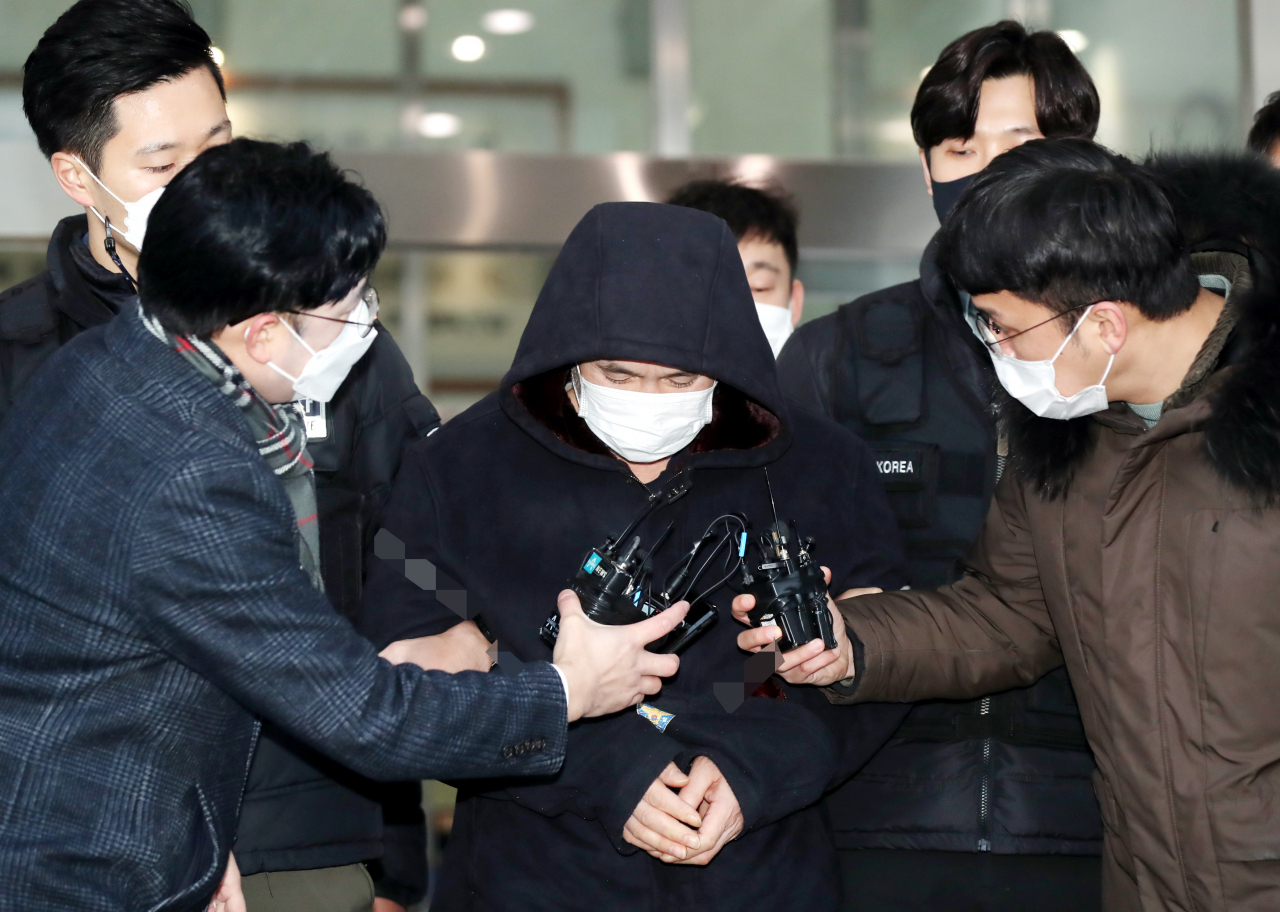 평소 알고 지낸 중년여성을 살해하고, 시신유기를 도운 공범마저 살해한 권재찬이 지난해 12월 14일 오전 인천시 미추홀구 미추홀경찰서에서 나와 검찰로 송치되고 있다. [연합]
