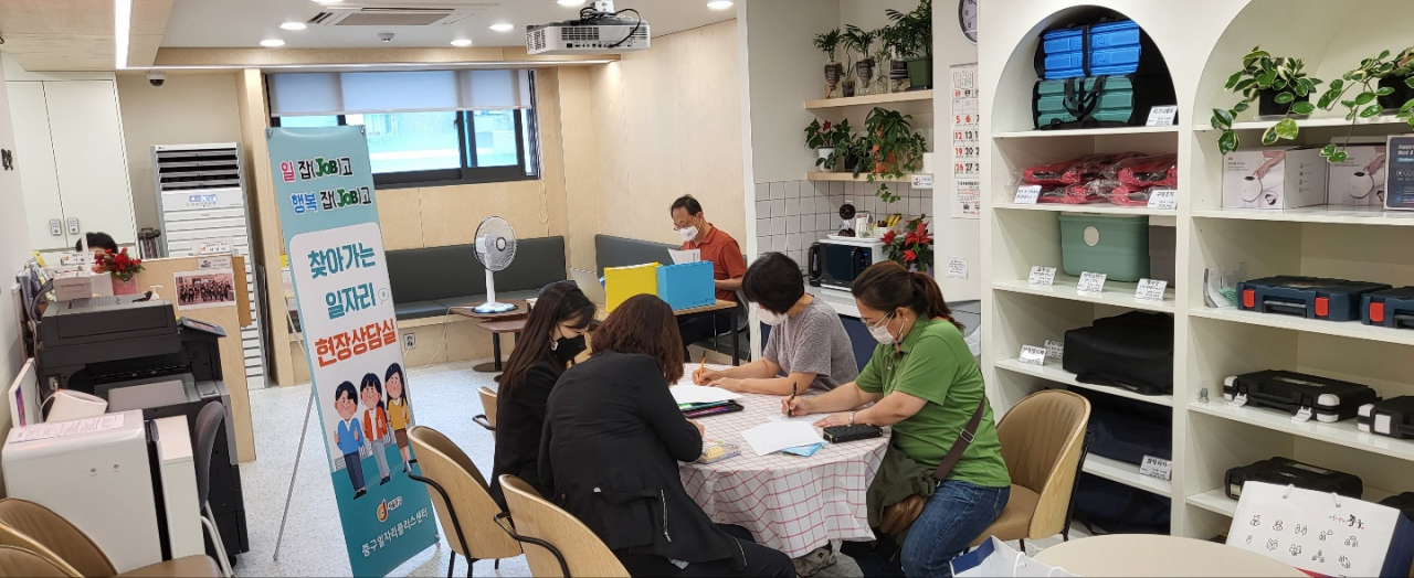 찾아가는 일자리 현장상담실 모습. [중구 제공]
