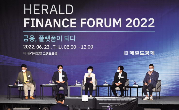 23일 서울 중구 소공동 더 플라자호텔에서 열린 ‘헤럴드 금융포럼 2022’에서 이상원(왼쪽부터) 한화생명 플랫폼 운영팀장, 양해환 금융감독원 보험감독국장, 이경희 상명대학교 글로벌금융경영학 교수, 정윤호 해빗팩토리 대표이사, 박관수 캐롯손해보험 New Biz & 서비스부문장 등이 패널로 참여해 ‘보험, 디지털 전환을 위한 키워드’라는 주제로 제2세션 토론을 진행하고 있다. 임세준 기자