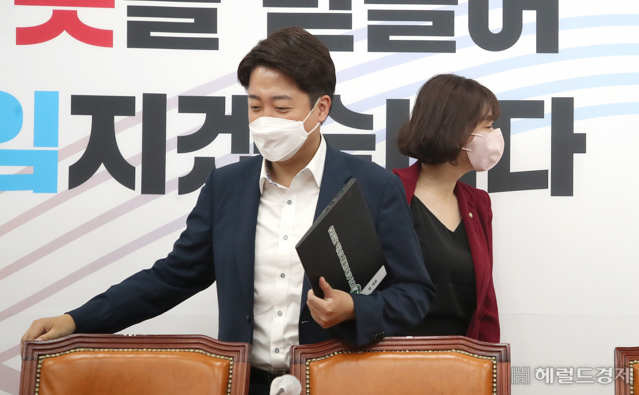 국민의힘 이준석 대표와 배현진 최고위원이 23일 서울 여의도 국회에서 열린 국민의힘 최고위원회의에서 인사를 나눈 후 자리로 향하고 있다. 이상섭 기자