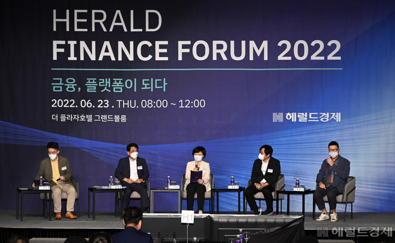 23일 서울 중구 소공동 더 플라자호텔에서 열린 ‘헤럴드 금융포럼 2022’에서 이상원(왼쪽부터) 한화생명 플랫폼 운영팀장, 양해환 금융감독원 보험감독국장, 이경희 상명대학교 글로벌금융경영학 교수, 정윤호 해빗팩토리 대표이사, 박관수 캐롯손해보험 New Biz & 서비스부문장 등이 패널로 참여해 ‘보험, 디지털 전환을 위한 키워드’라는 주제로 제2세션 토론을 진행하고 있다. 임세준 기자
