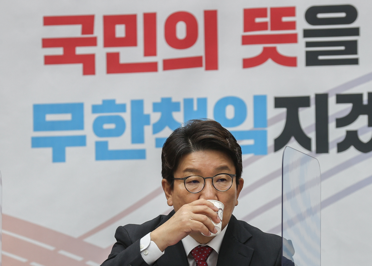 권성동 국민의힘 원내대표가 24일 오전 국회에서 열린 현안점검회의에서 물을 마시고 있다. [연합]