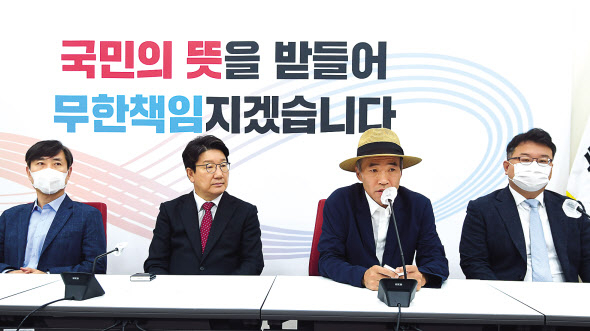 2020년 서해상에서 북한군에 사살된 해양수산부 공무원 이대준씨의 형 이래진 씨가 24일 오전 국회에서 열린 국민의힘 해수부 공무원 피격사건 진상조사 TF 유족 초청 간담회에서 발언하고 있다. 왼쪽부터 TF 위원장인 하태경 의원, 권성동 원내대표, 이 씨, 유족의 법률대리인 김기윤 변호사. [연합]