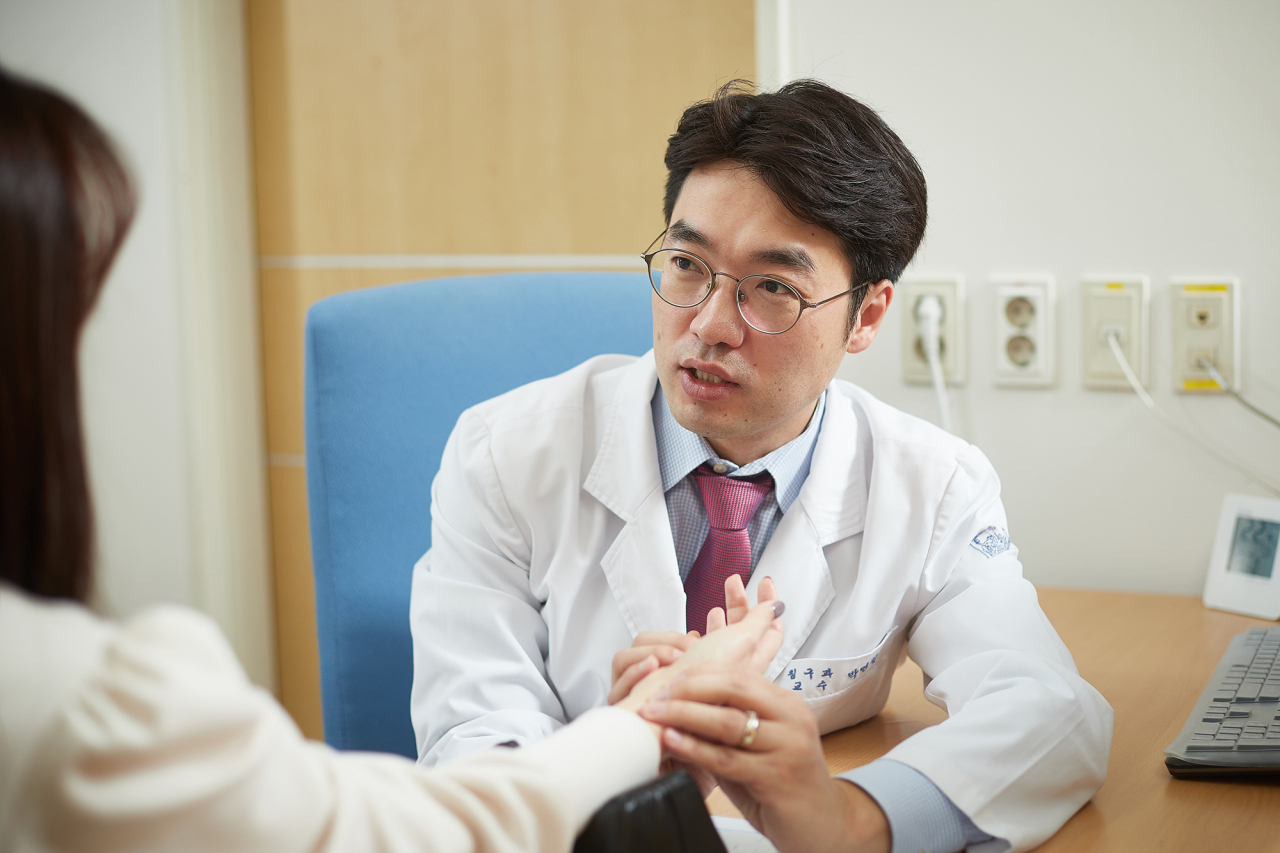 강동경희대학교병원 침구과 박연철 교수 연구팀은 경희대학교 의과대학 윤태영 교수 연구팀과 함께 봉독의 분자적 메커니즘 연구를 통해 봉독이 강력한 항염, 진통 작용으로 통풍성 관절염 (Gout)에 치료 효과를 나타낸다는 것을 규명했다.