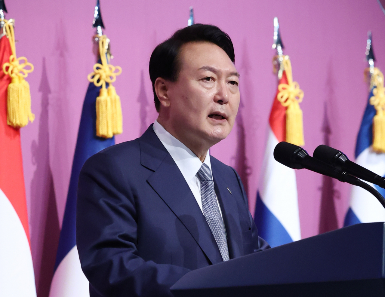 윤석열 대통령이 6·25전쟁 72주년을 하루 앞둔 24일 서울 중구 신라호텔에서 열린 국군 및 유엔군 참전유공자 초청 오찬에서 격려의 인사말을 하고 있다. [연합]