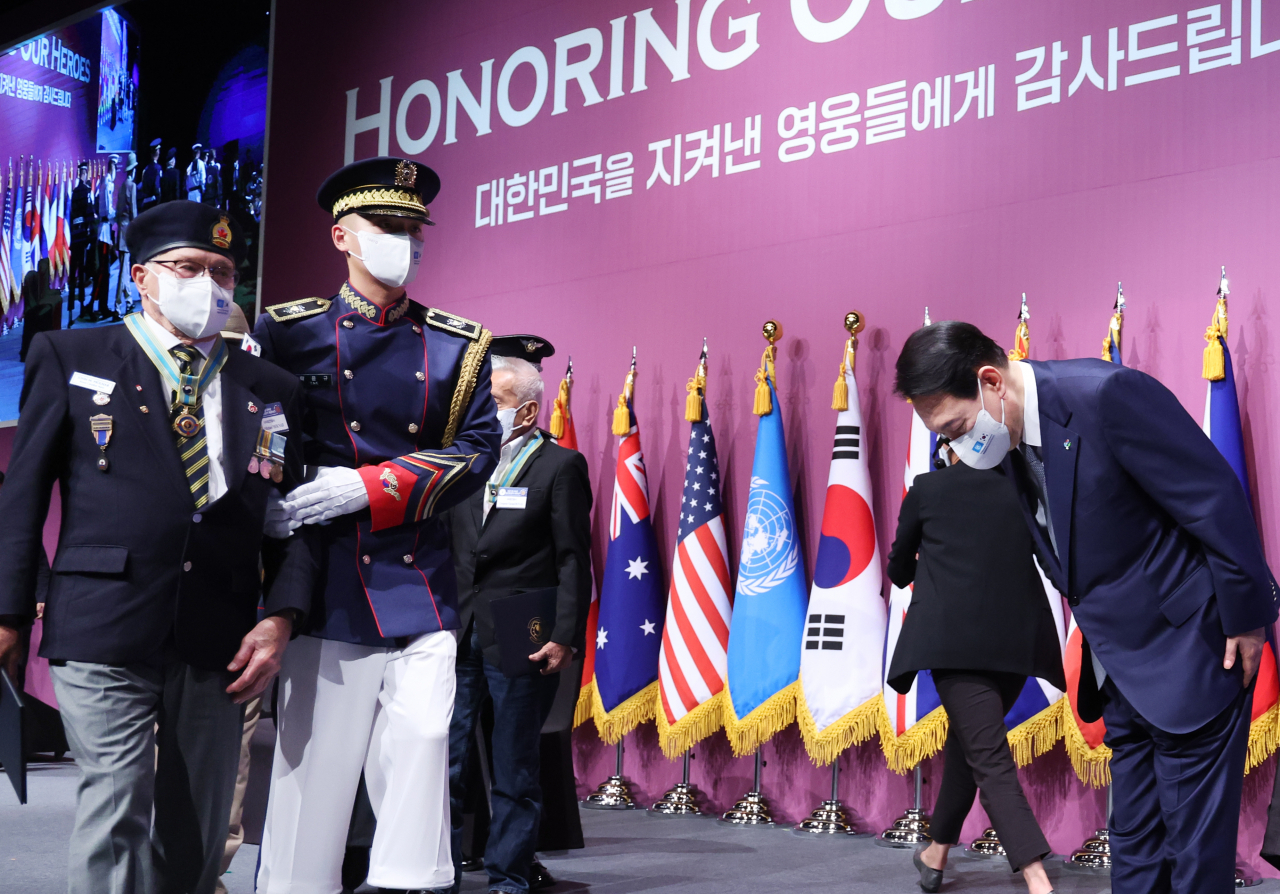 윤석열 대통령이 6·25전쟁 72주년을 하루 앞둔 24일 서울 중구 신라호텔에서 열린 국군 및 유엔군 참전유공자 초청 오찬에서 존 마이클 몰나르(캐나다. 당시 해군 상등병) 참전용사에게 평화의 사도 메달을 수여한 뒤 고개숙여 인사하고 있다. [연합]