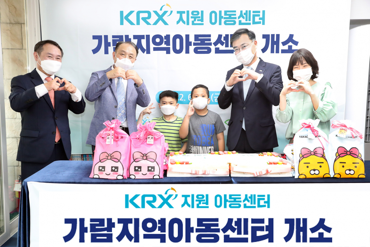경남 진주 가람지역아동센터 개소식에서 손병두 한국거래소 이사장(오른쪽 두번째)이 아동 및 관계자들과 기념촬영을 하고 있다. [한국거래소 제공]