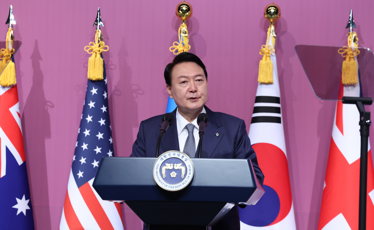 윤석열 대통령이 6·25전쟁 72주년을 하루 앞둔 24일 서울 중구 신라호텔에서 열린 ‘국군 및 유엔군 참전유공자 초청 오찬’에서 인사말을 하고 있다. [연합]